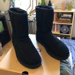 UGG Midi-Classic Boots (Black): NEVER-WORN!